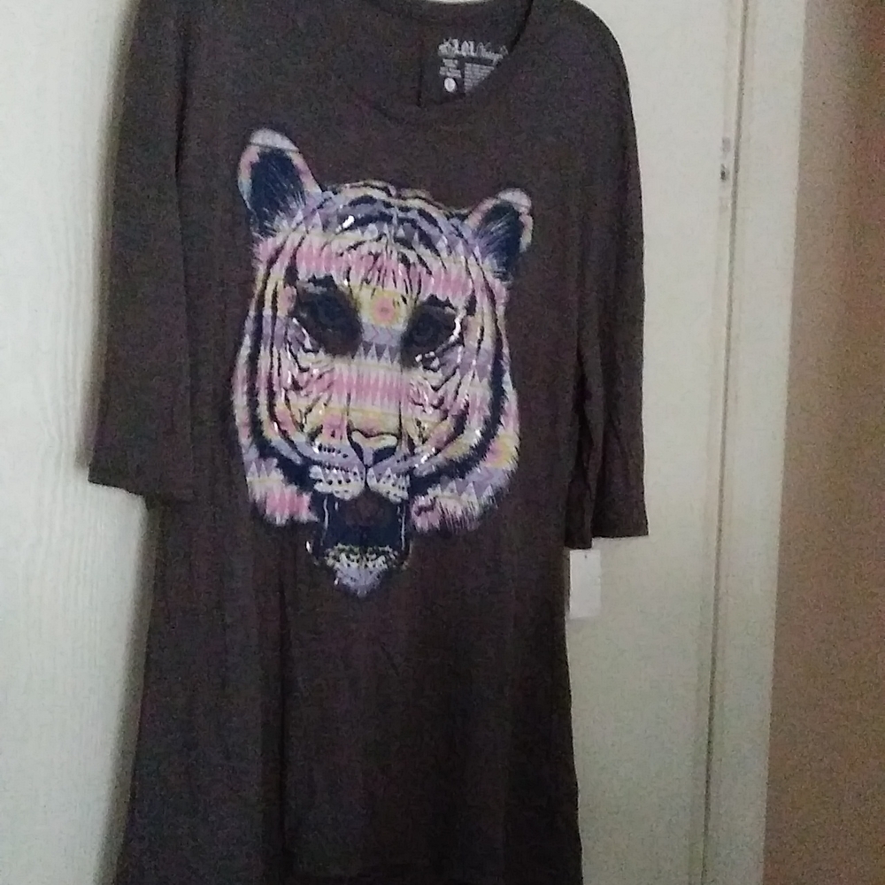 Nwt, long t-shirt size large, by LOL vintage short sleeve lion print